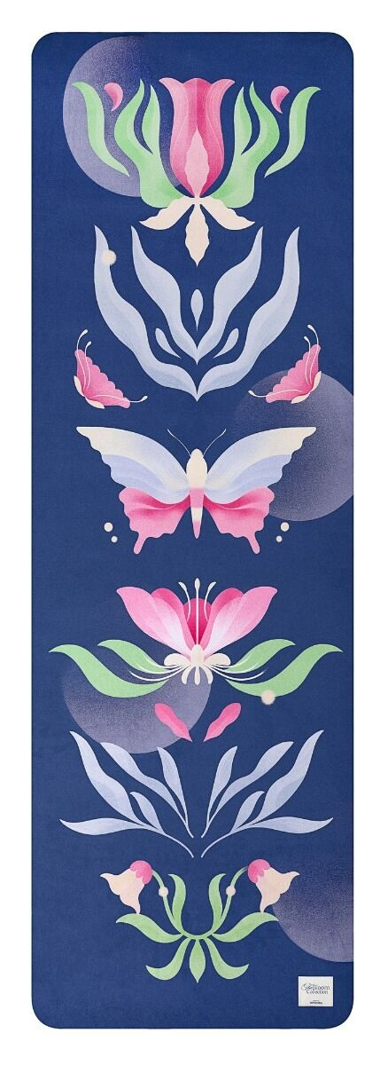 Mata do jogi z motywem kwiatowym i motylami na ciemnoniebieskim tle. Zawiera różowe, zielone i białe elementy.