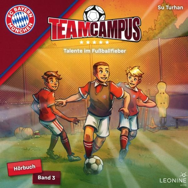 Drei Jungen in Fußballuniformen spielen mit einem Fußball. Im Hintergrund ein Feld und die Worte 'TeamCampus'.