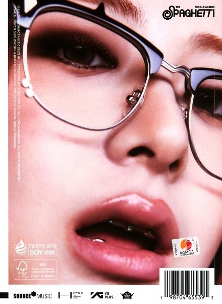 Nahaufnahme eines Gesichts mit Brille. Die Person hat rosa Lippen und ein Nasenpiercing. Der Albumtitel 'Spaghetti' ist sichtbar.