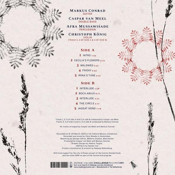Albumcover: Text mit Musikern, Titeln und Credits. Dekorative florale Elemente rahmen den Text ein.