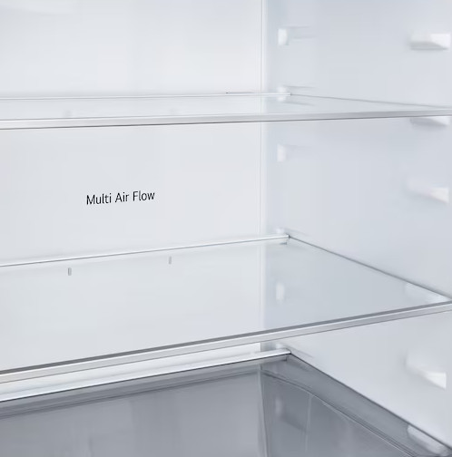 Wnętrze białej lodówki ze szklanymi półkami. Widoczne słowa 'Multi Air Flow'. Półki są puste.