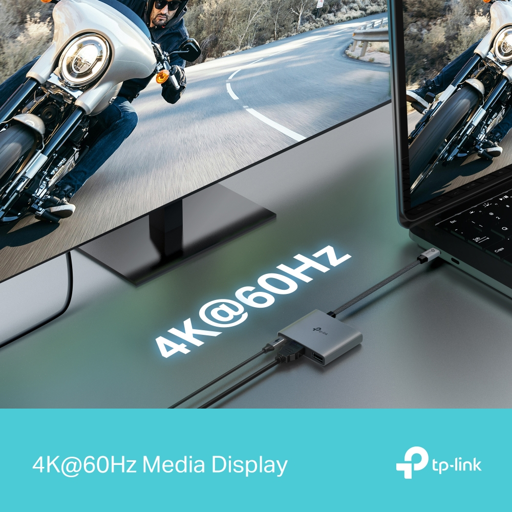 Yolda bir motosiklet ekranda ve dizüstü bilgisayarda görüntüleniyor. Bir TP-Link adaptörü dizüstü bilgisayara ve ekrana bağlı.