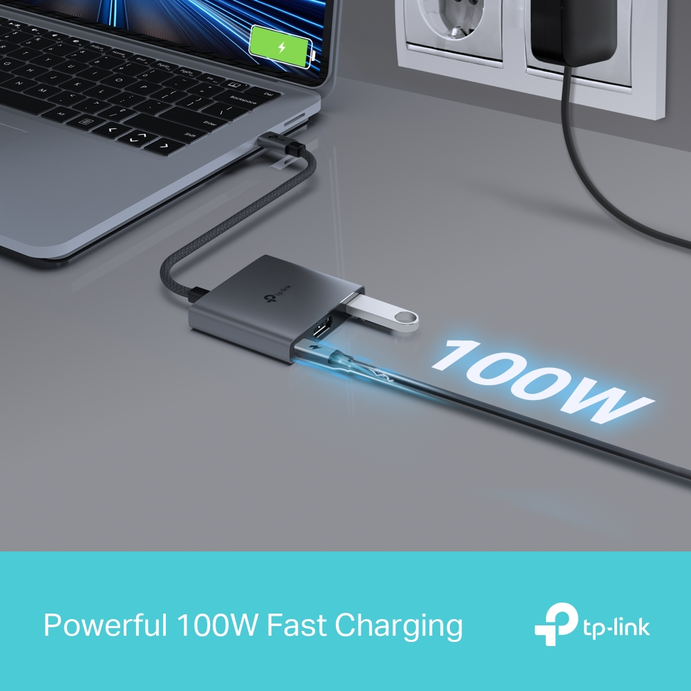 Dizüstü bilgisayar, bir hub ve 100W metniyle şarj oluyor. Bir USB bellek ve priz de görünür.