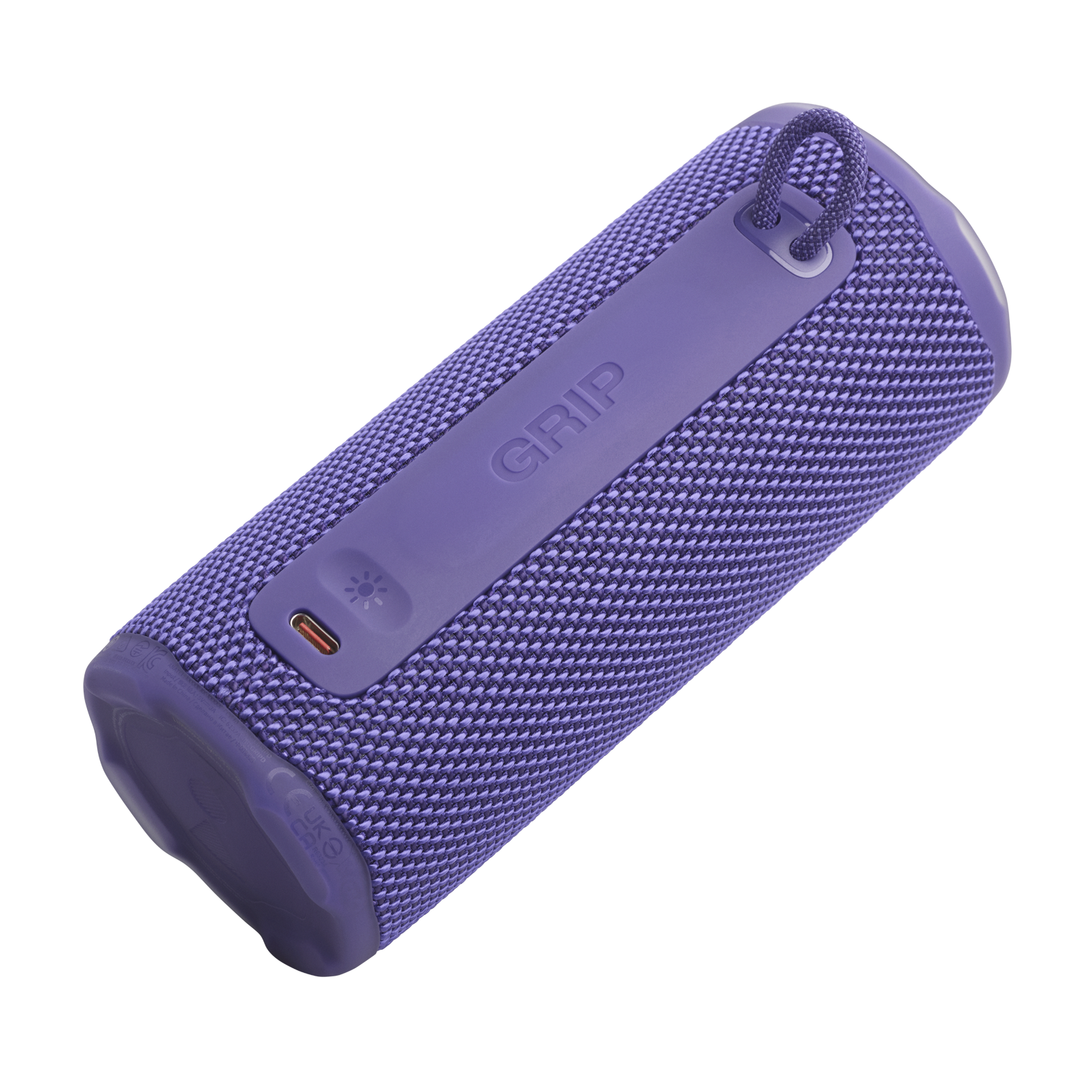 'GRIP' yazılı mor bir taşınabilir hoparlör. Kumaş dokusu ve üstte bir tutacağı var, beyaz üzerine izole edilmiş.