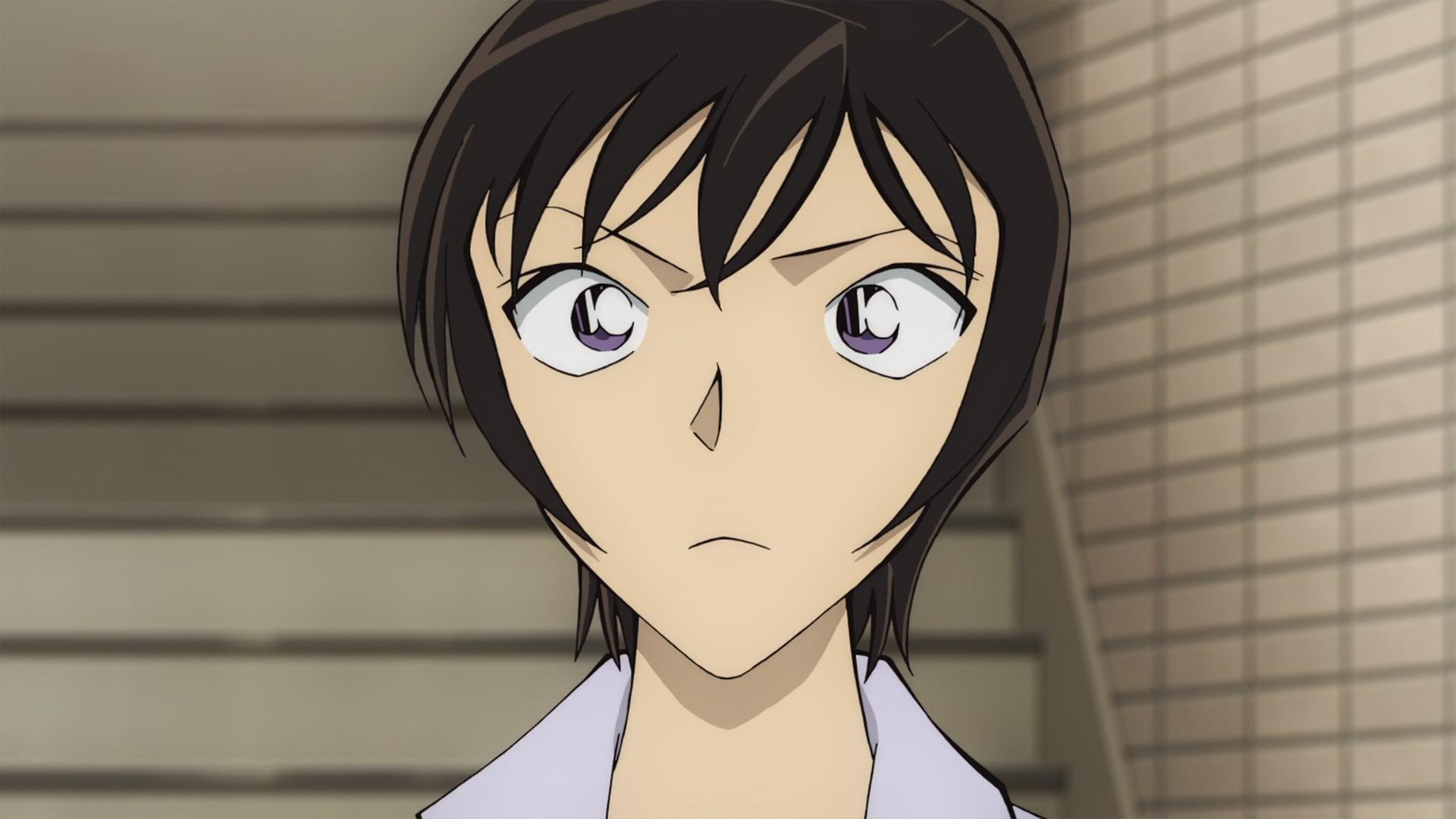 Anime-Figur mit kurzen schwarzen Haaren und lila Augen, die den Betrachter direkt ansieht. Im Hintergrund eine Wand und eine Treppe.