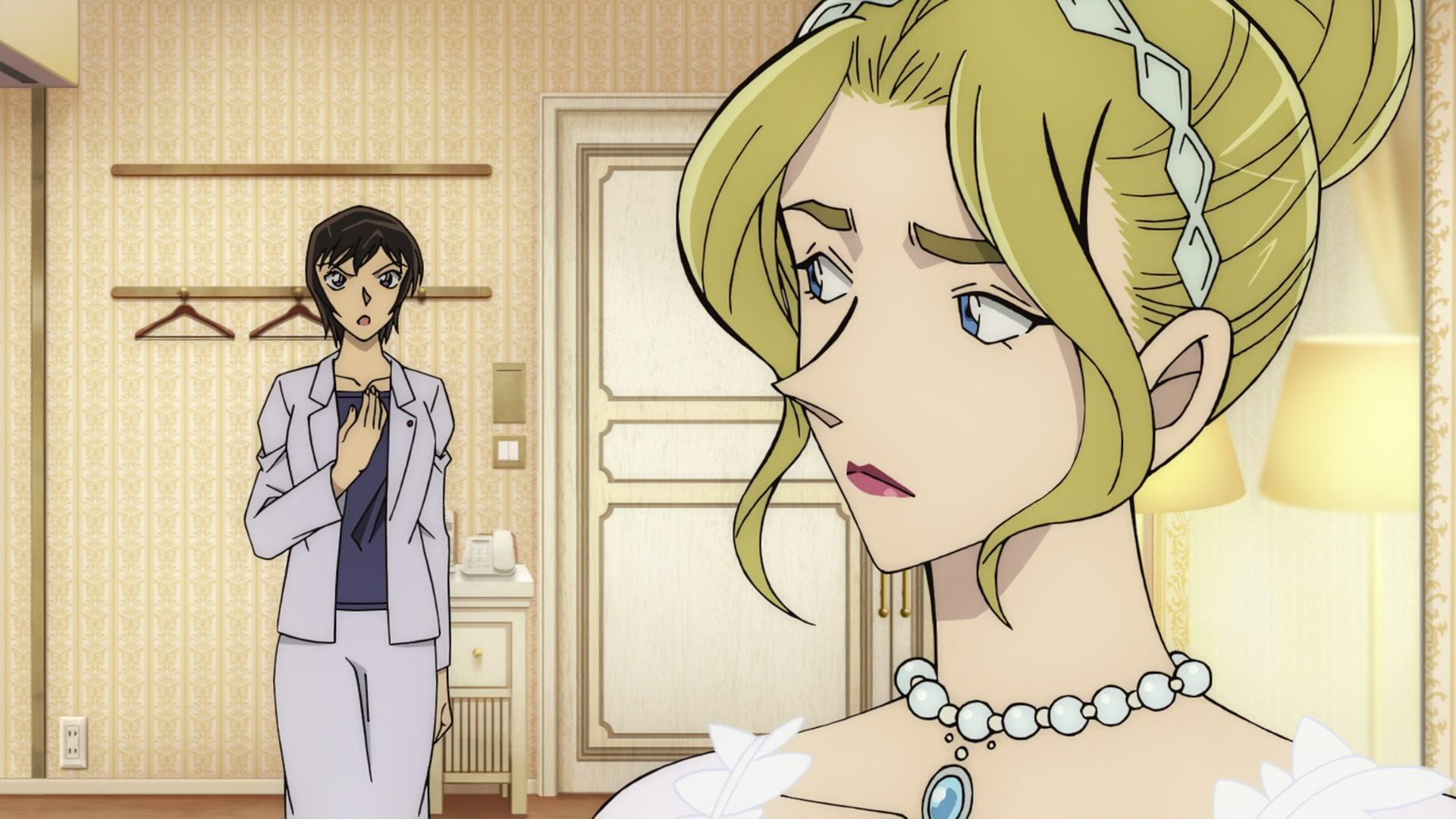 Anime-Szene. Eine Frau in einem weißen Kleid und eine Frau im Anzug sind in einem Raum. Der Hintergrund hat eine florale Tapete.