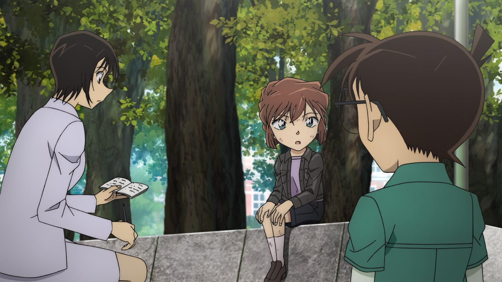 Anime-Szene. Drei Charaktere in einem Park. Einer schreibt in ein Notizbuch, ein anderer sitzt auf einer Mauer, der dritte schaut zu. Bäume im Hintergrund.