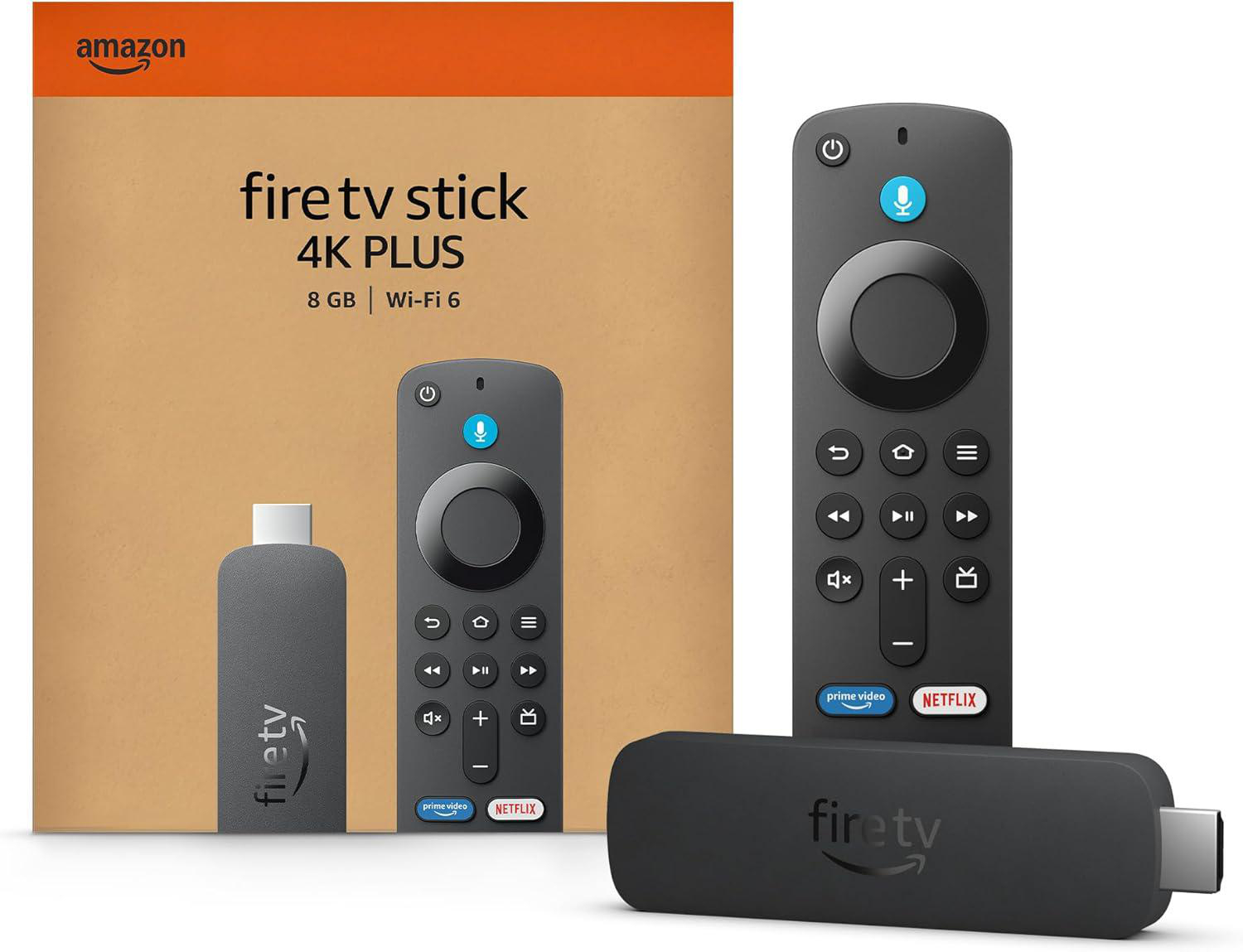 Das Bild zeigt den Fire TV Stick 4K PLUS, Box, Fernbedienung und Stick. Die Box hat ein Amazon-Logo. Die Fernbedienung hat Tasten und ein Mikrofon.