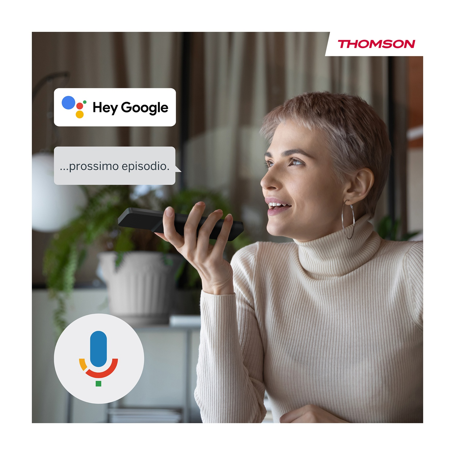 Una donna parla al telefono, usando l'Assistente Google. Le nuvolette di testo dicono 'Hey Google' e '...prossimo episodio.'. Logo Thomson in alto.