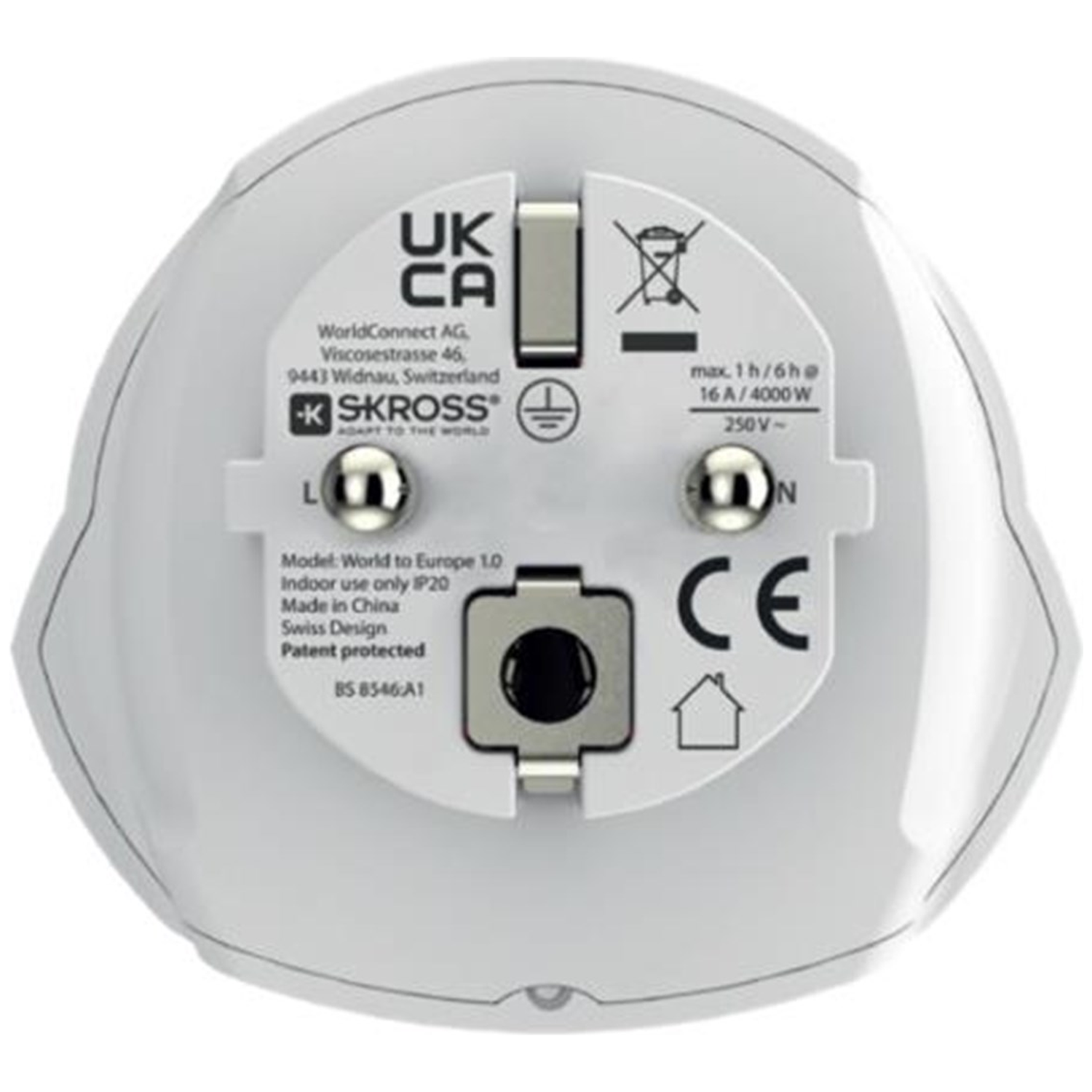 Een witte reisadapter met UK- en CA-markeringen. Het heeft twee pinnen en een verzonken gedeelte voor andere stekkers. Tekst bevat specificaties en waarschuwingen.