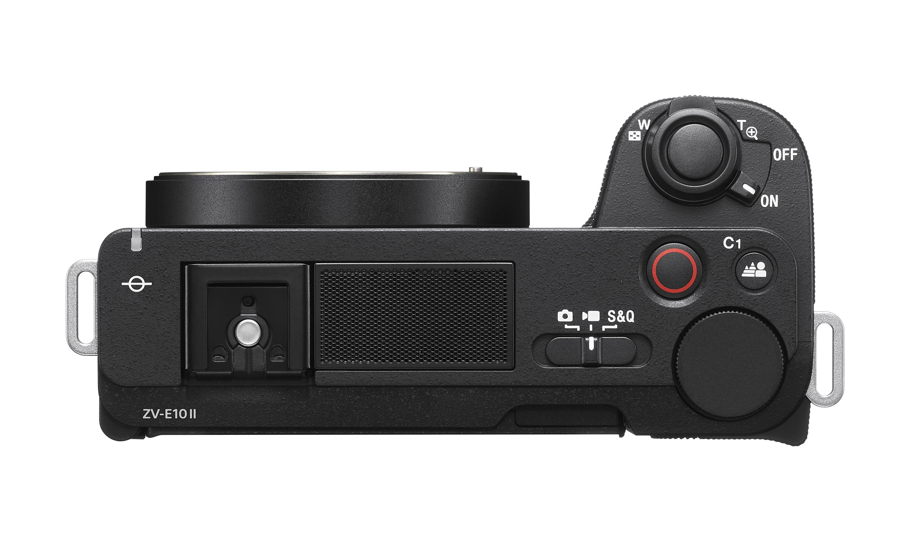 Draufsicht auf eine schwarze Sony ZV-E10 II Kamera. Merkmale sind Knöpfe, Drehregler, ein Objektivanschluss und ein Mikrofon. Der Hintergrund ist weiß.