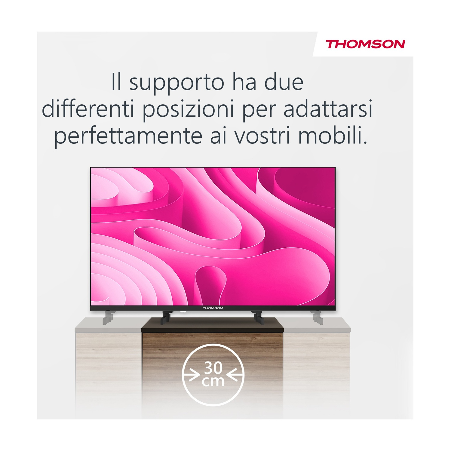 Una TV su un mobile. Testo: Il supporto ha due posizioni per adattarsi perfettamente ai tuoi mobili.