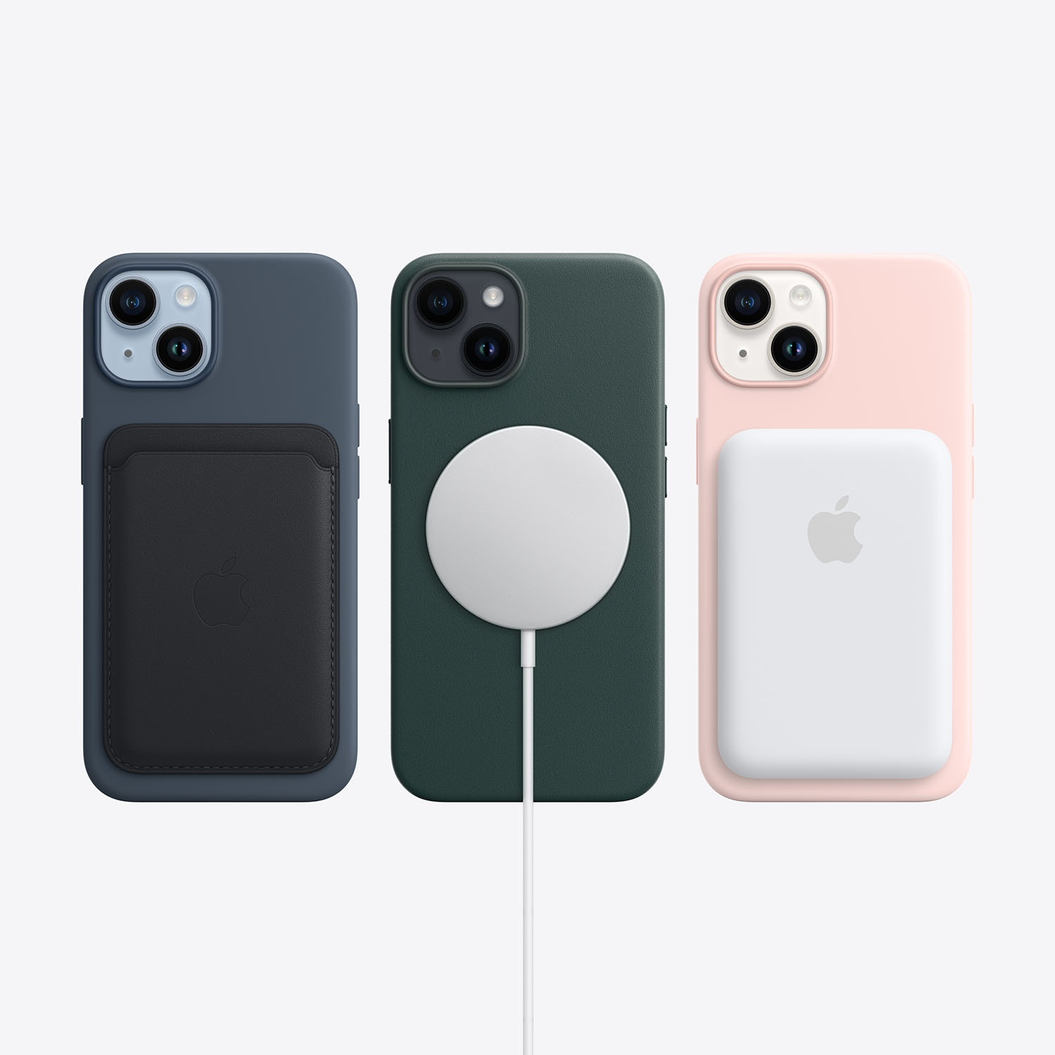 Tre custodie per iPhone: blu con portafoglio, verde con caricatore e rosa con power bank, tutto su sfondo bianco.