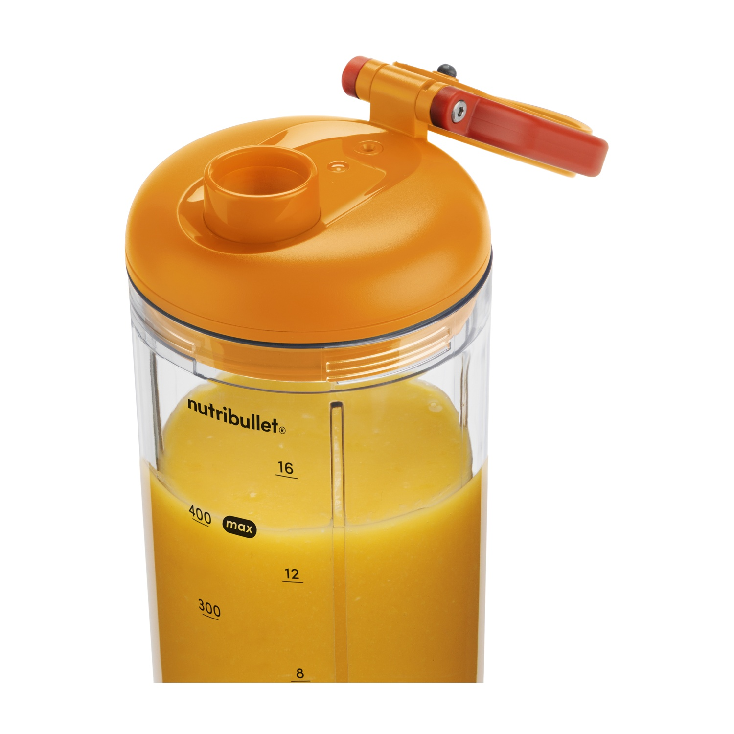 Un frullatore Nutribullet arancione riempito di liquido giallo. Ha un contenitore trasparente con segni di misurazione.