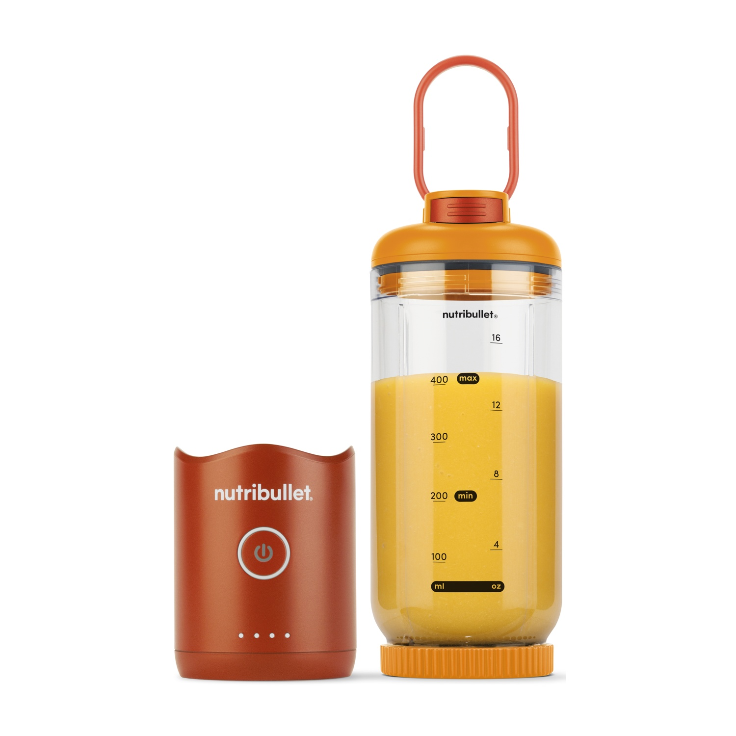Un frullatore Nutribullet arancione con manico, pieno di liquido giallo, accanto a una base marrone abbinata con un pulsante di accensione.