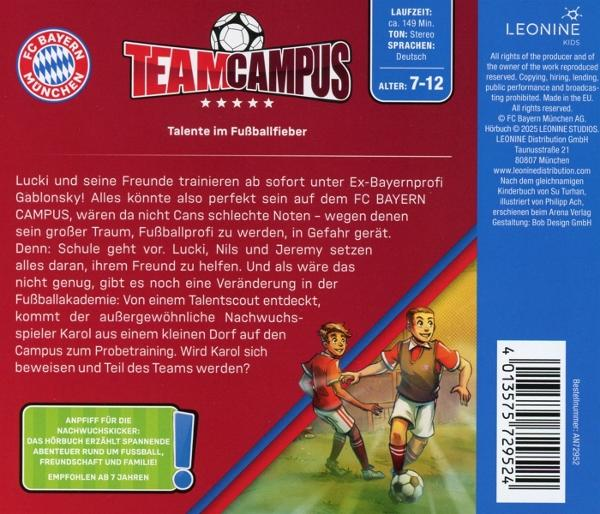 Zwei junge Fußballspieler auf einem grünen Feld. Einer schießt einen Ball. Text überlagert mit den Worten Team Campus.