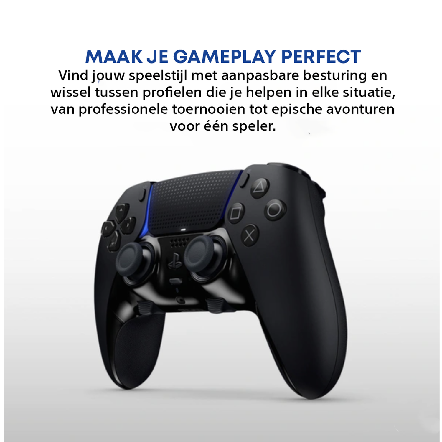 Zwarte gamecontroller met blauwe accenten, tekst erboven. Grijze achtergrond. Knoppen zichtbaar.