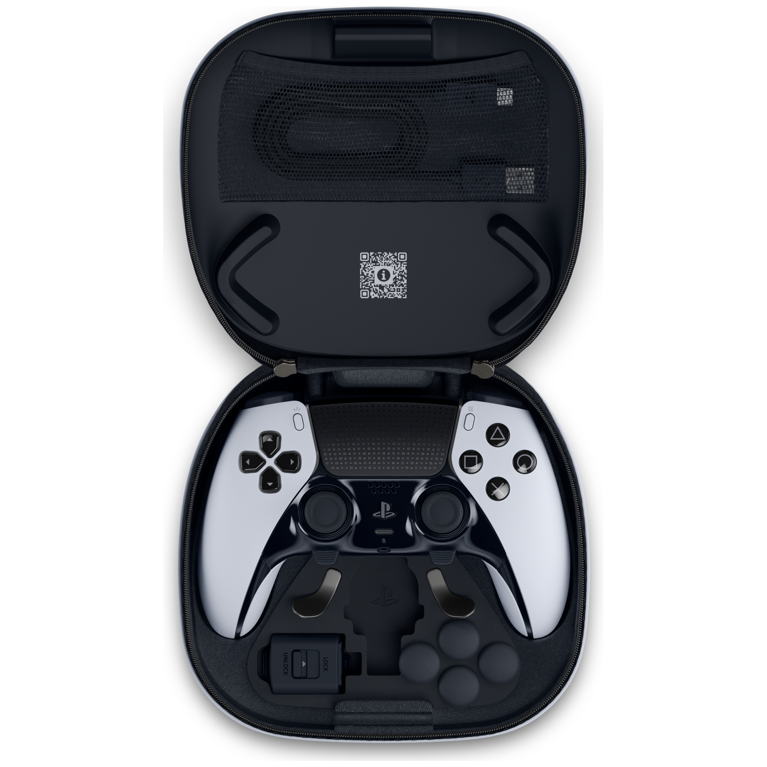 Open koffer met een wit-zwarte gamecontroller, reserveonderdelen en een kleine zwarte doos. De koffer is zwart en open.