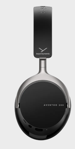 Czarne i srebrne słuchawki Aventho 200. Logo Beyerdynamic na górze, ze srebrną ramką wokół czarnych nauszników.