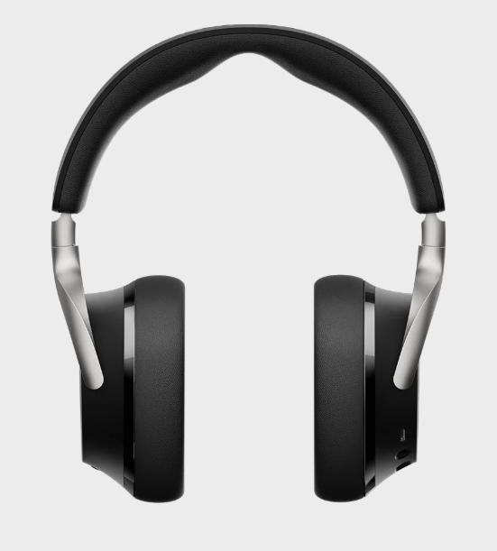 Czarne słuchawki ze srebrnymi akcentami na jasnoszarym tle. Słuchawki są wyśrodkowane, skierowane przodem do widza.