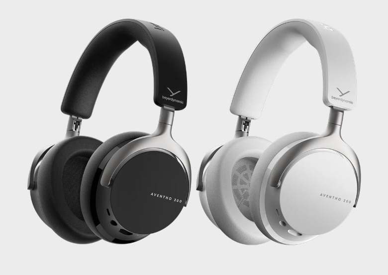 Dwa słuchawki Beyerdynamic Aventho 200, czarne i białe. Oba mają srebrne akcenty i logo. Tło jest gładkie.