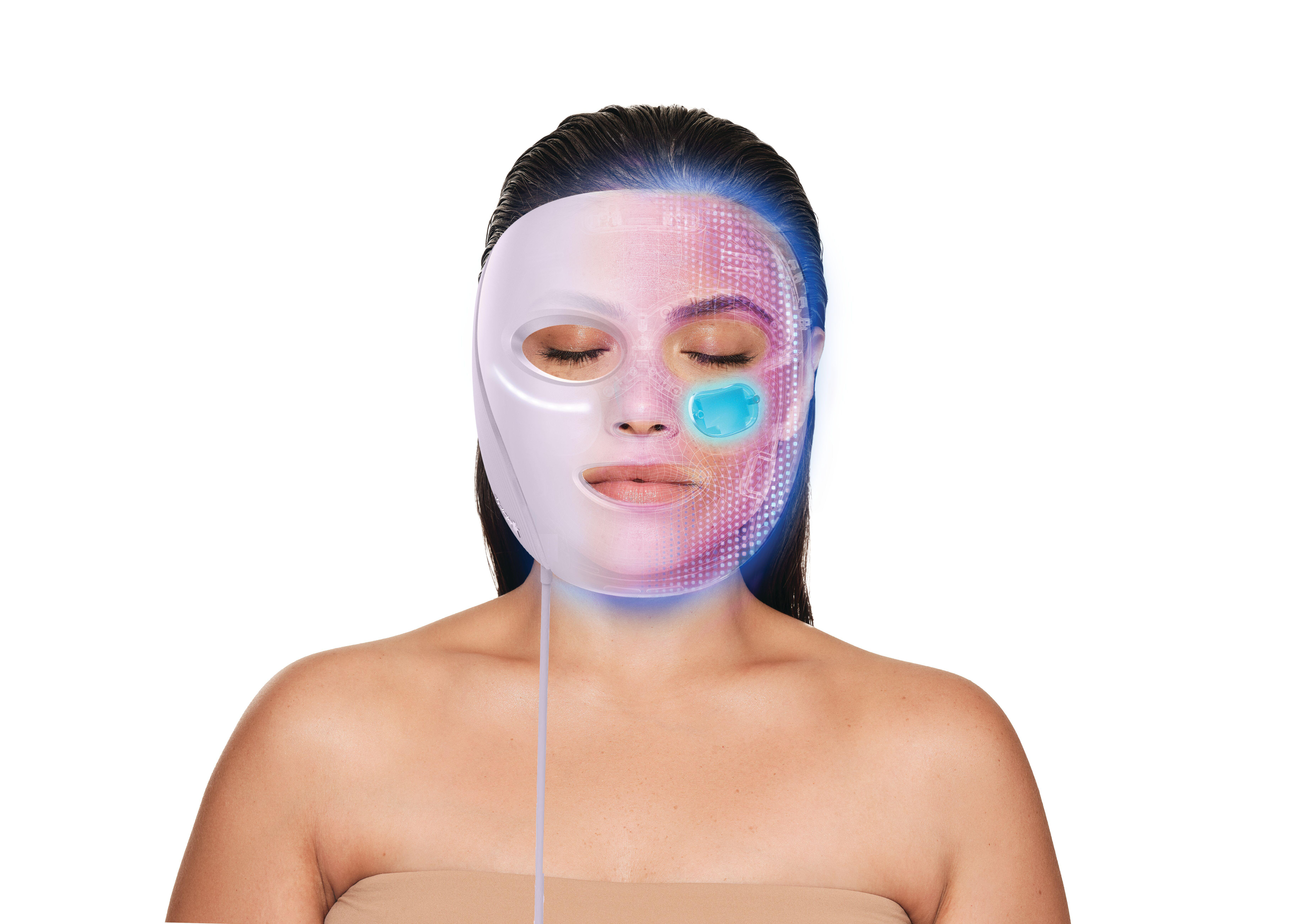 Frau mit weißer Gesichtsmaske, blauen und rosa Lichteffekten. Sichtbare Haut und Schultern, weißer Hintergrund.