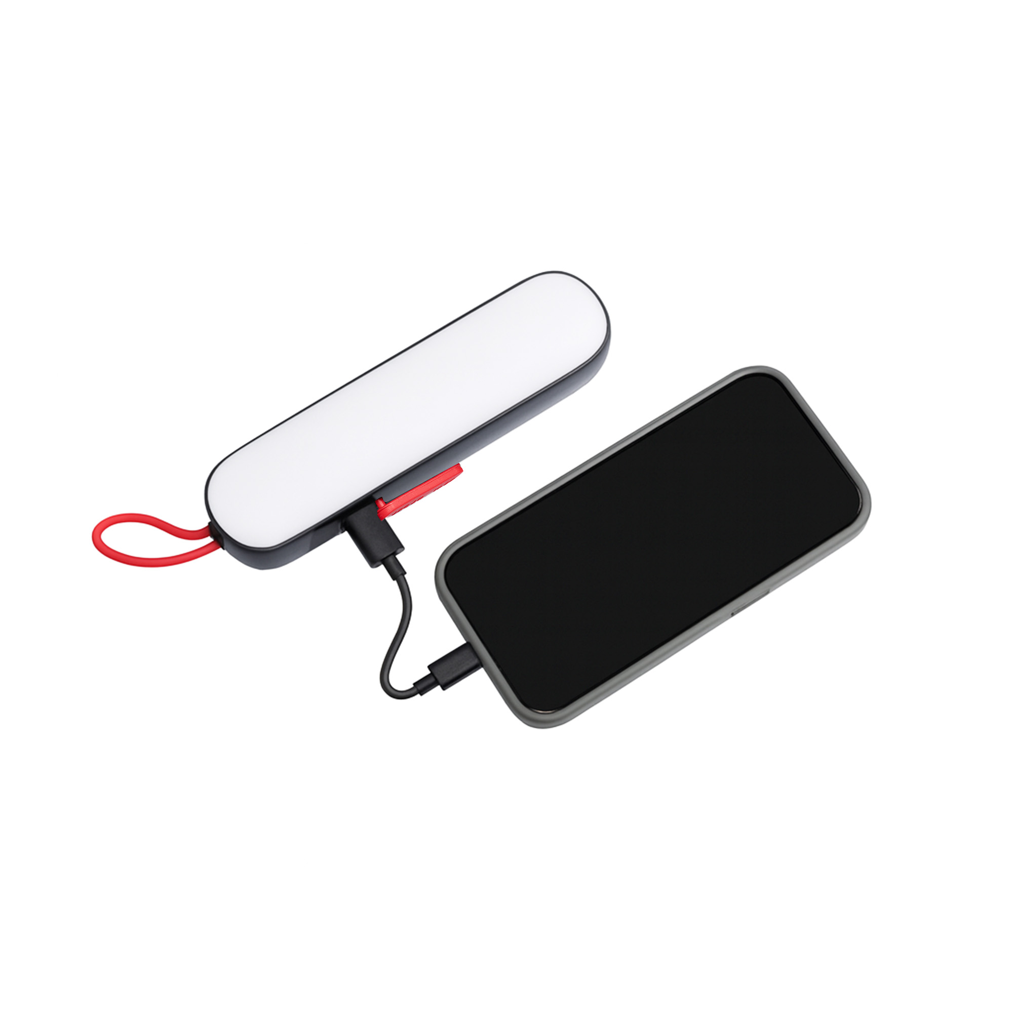 Bir telefon, kırmızı kayışlı siyah beyaz bir cihazdan şarj oluyor. Her ikisi de beyaz bir arka plan üzerinde.