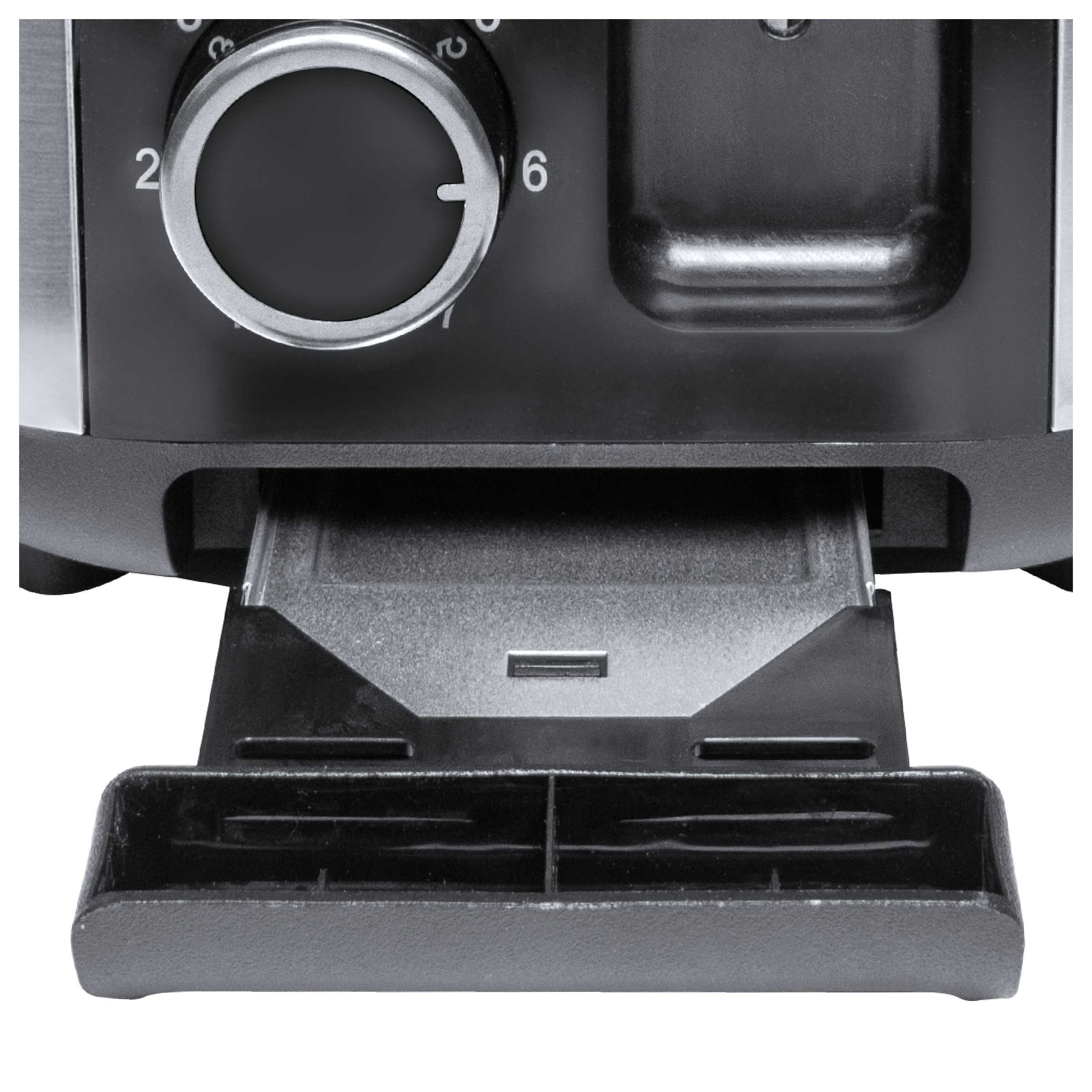 Nahaufnahme eines Toasters mit einem Ziffernblatt. Die Krümelschublade ist offen. Schwarz und Silber.