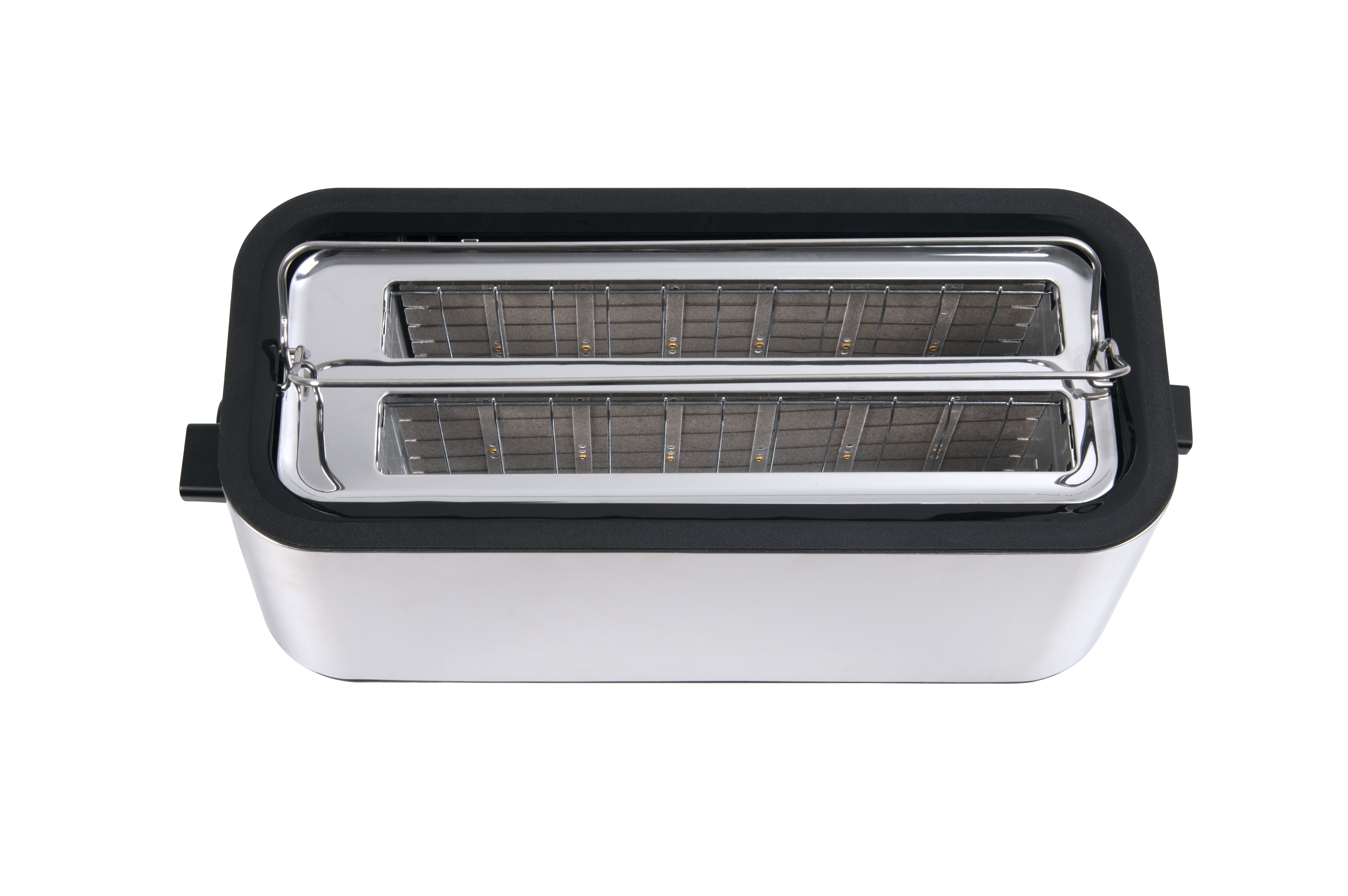 Błyszczący, chromowany toster jest wyśrodkowany. Ma dwa otwory z drucianymi elementami grzejnymi. Czarna obwódka u góry.