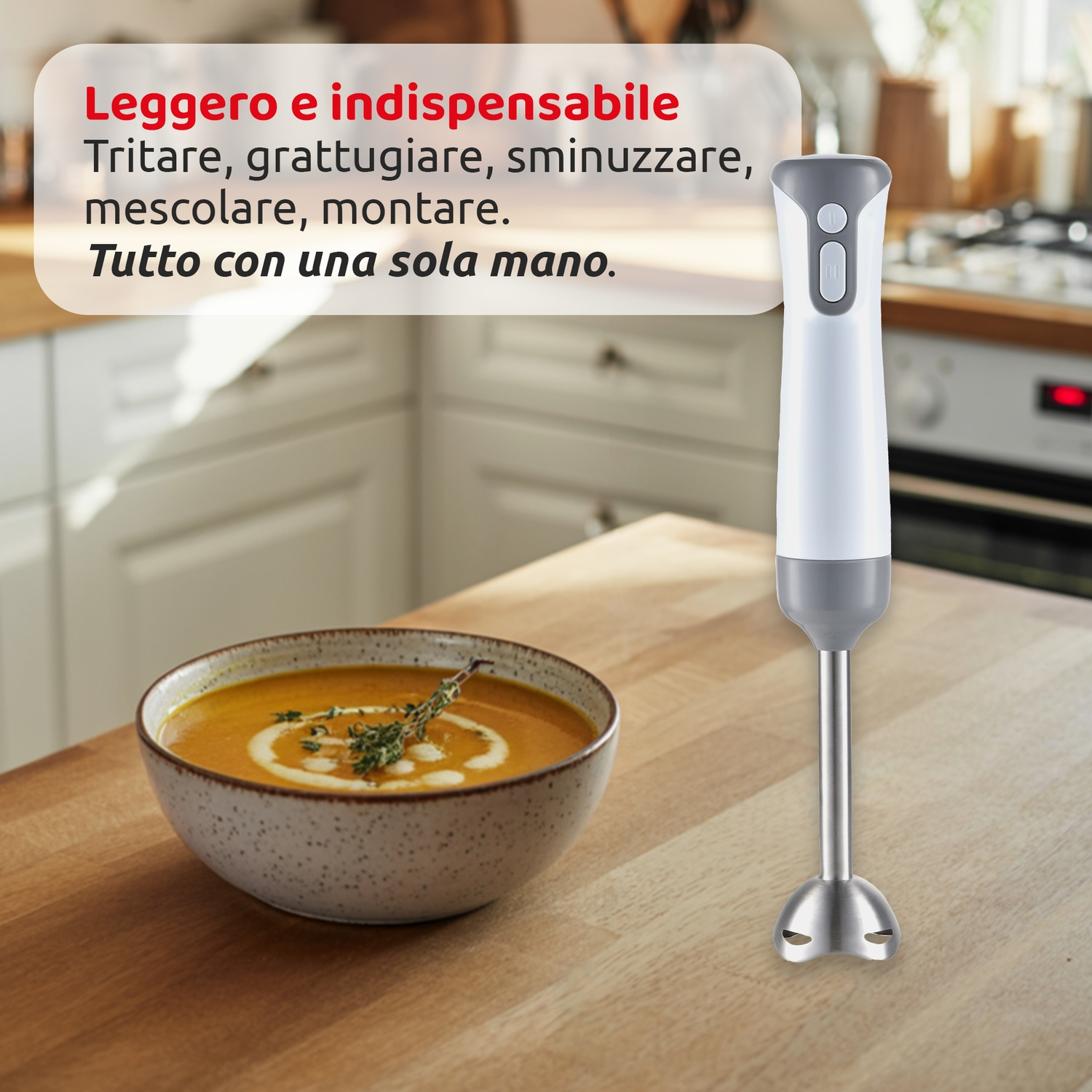 Un frullatore a immersione bianco e grigio su una superficie di legno. Una ciotola di zuppa a sinistra. Testo: 'Leggero e essenziale'.