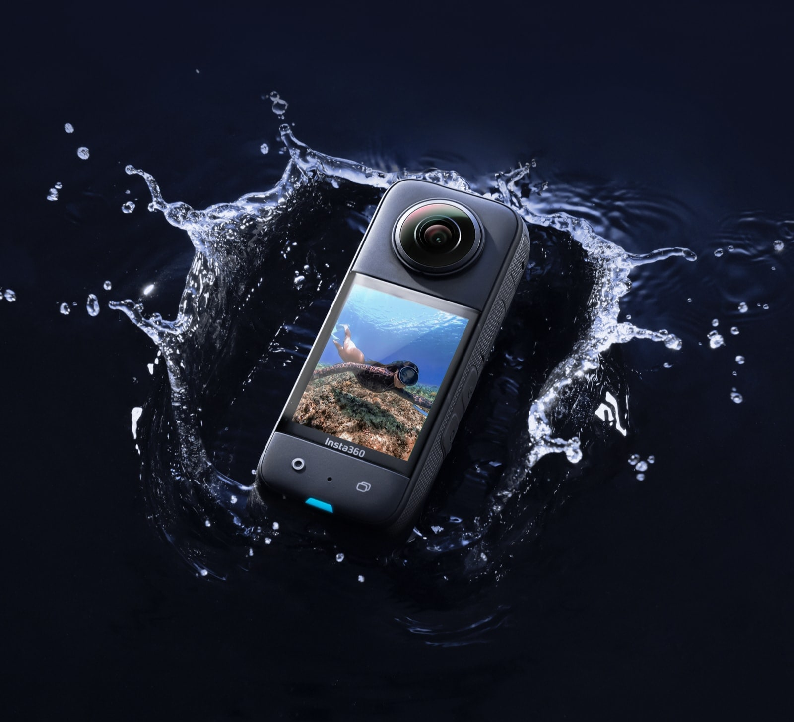 Una cámara Insta360 negra está rodeada de salpicaduras de agua. La cámara muestra una escena submarina con una persona y una tortuga.