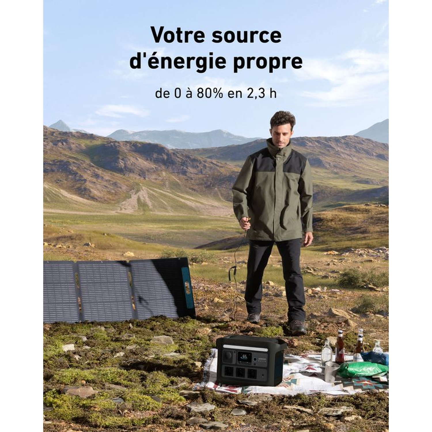 Homme debout à l'extérieur avec une centrale électrique et un panneau solaire. Montagnes et texte en français ci-dessus.