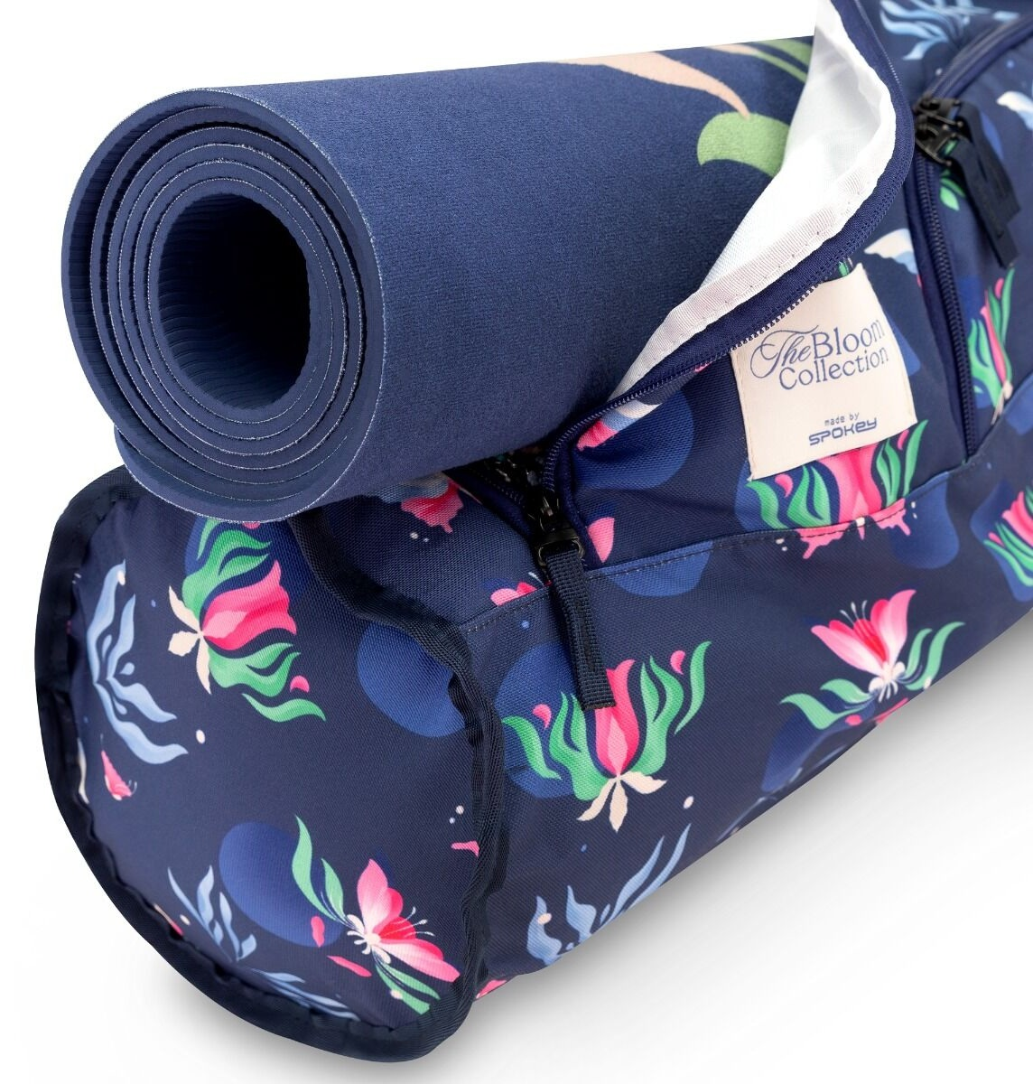 Zwinięta niebieska mata do jogi w torbie we wzory kwiatowe. Torba ma zamek błyskawiczny i metkę z napisem 'The Bloom Collection'.
