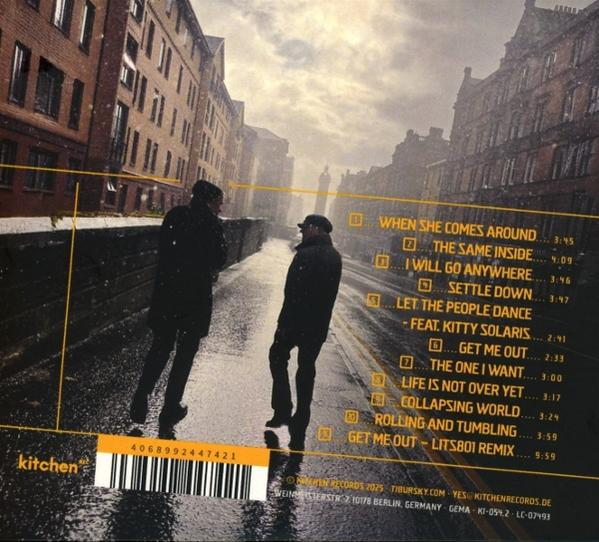 Zwei Männer gehen auf einer nassen Straße. Gebäude säumen die Seiten. Text listet Songtitel auf und ein Barcode ist unten.