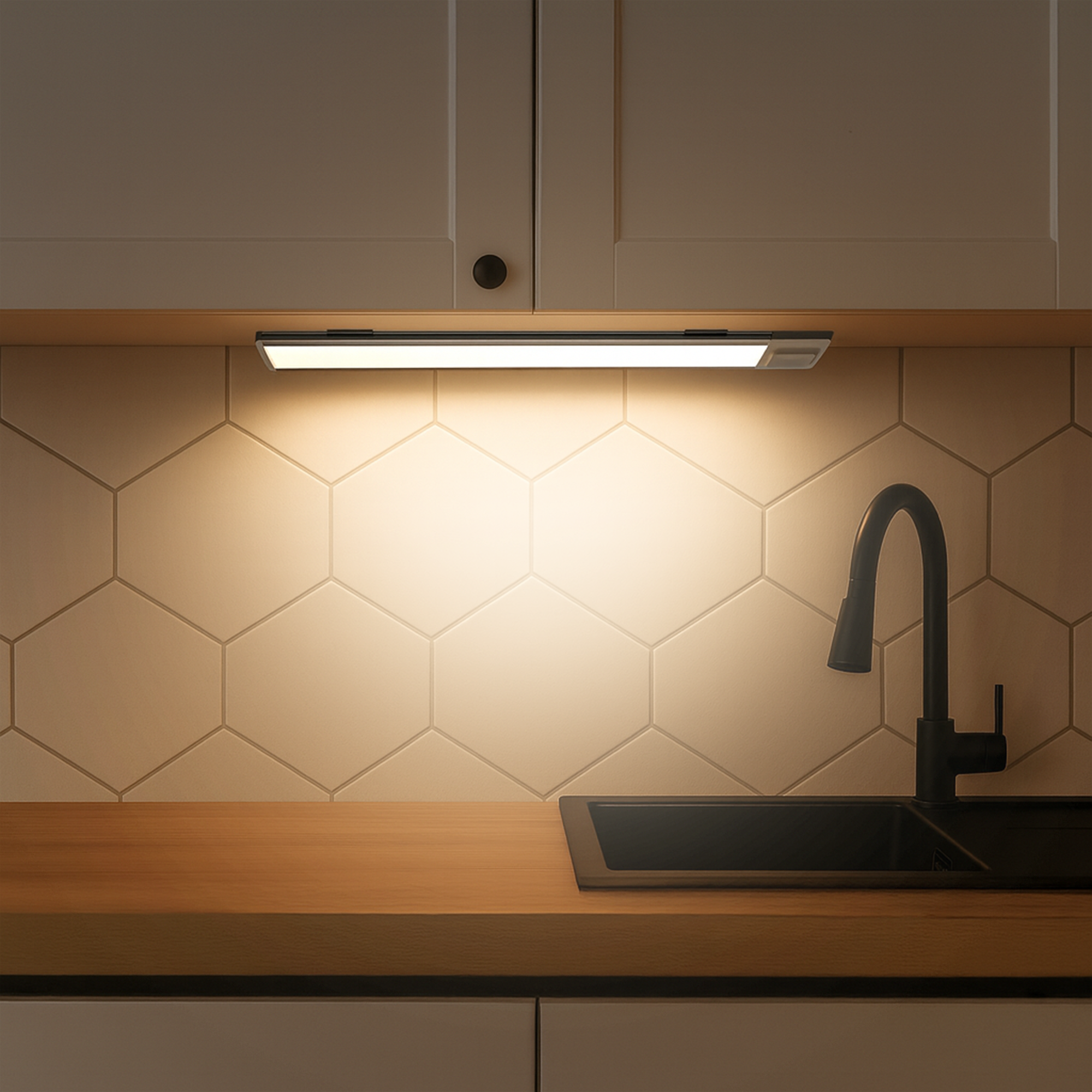 Siyah musluk, lavabo ve ahşap tezgahlı mutfak sahnesi. Altıgen fayanslı backsplash ve ışıklı dolap.