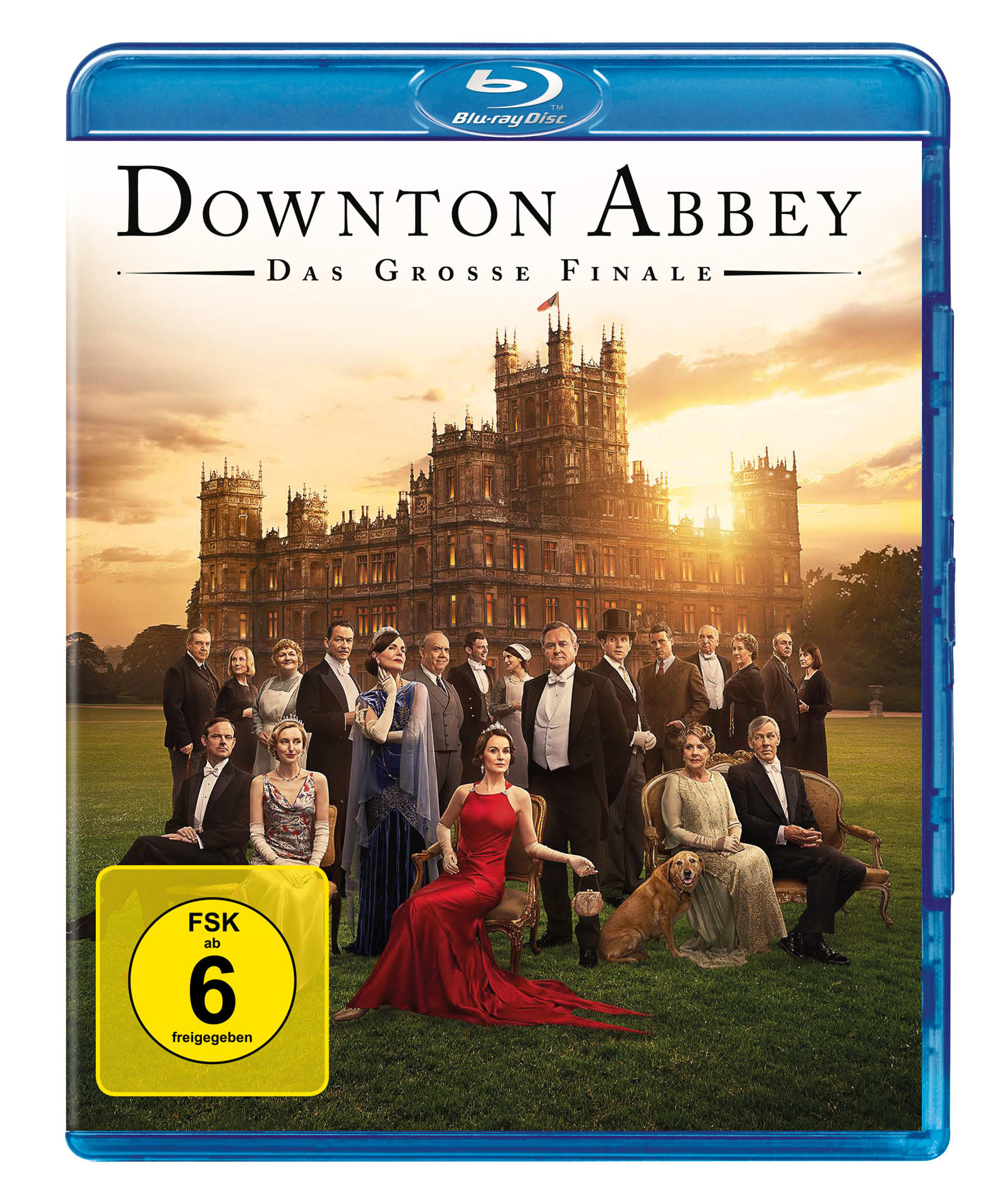 Downton Abbey DVD-Cover. Eine Gruppe von Menschen steht vor einem großen Haus. Eine Frau in Rot sitzt im Vordergrund.