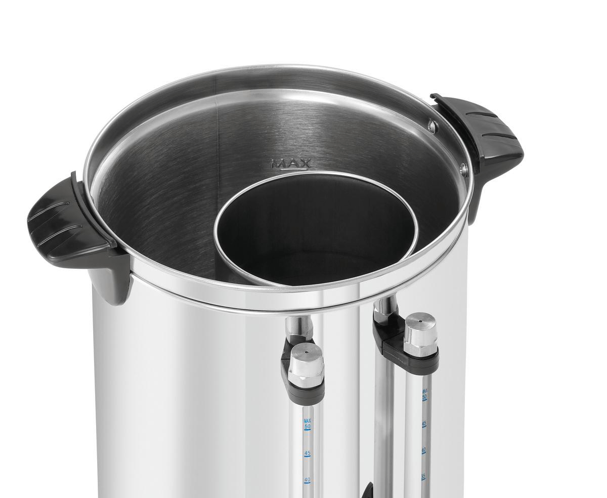 Nahaufnahme eines Edelstahl-Kaffeebehälters. Er hat einen schwarzen Innenbehälter, Griffe und eine Wasserstandsanzeige.