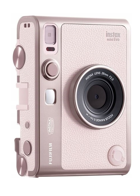 Różowo-złoty aparat Instax Mini Evo. Ma obiektyw, lampę błyskową, przyciski i teksturowany korpus. Na obiektywie napis 'Instax Lens 28mm F2.0'.