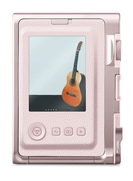 Różowy aparat natychmiastowy z obrazem gitary na ekranie. Aparat ma przyciski i skórzane wykończenie.