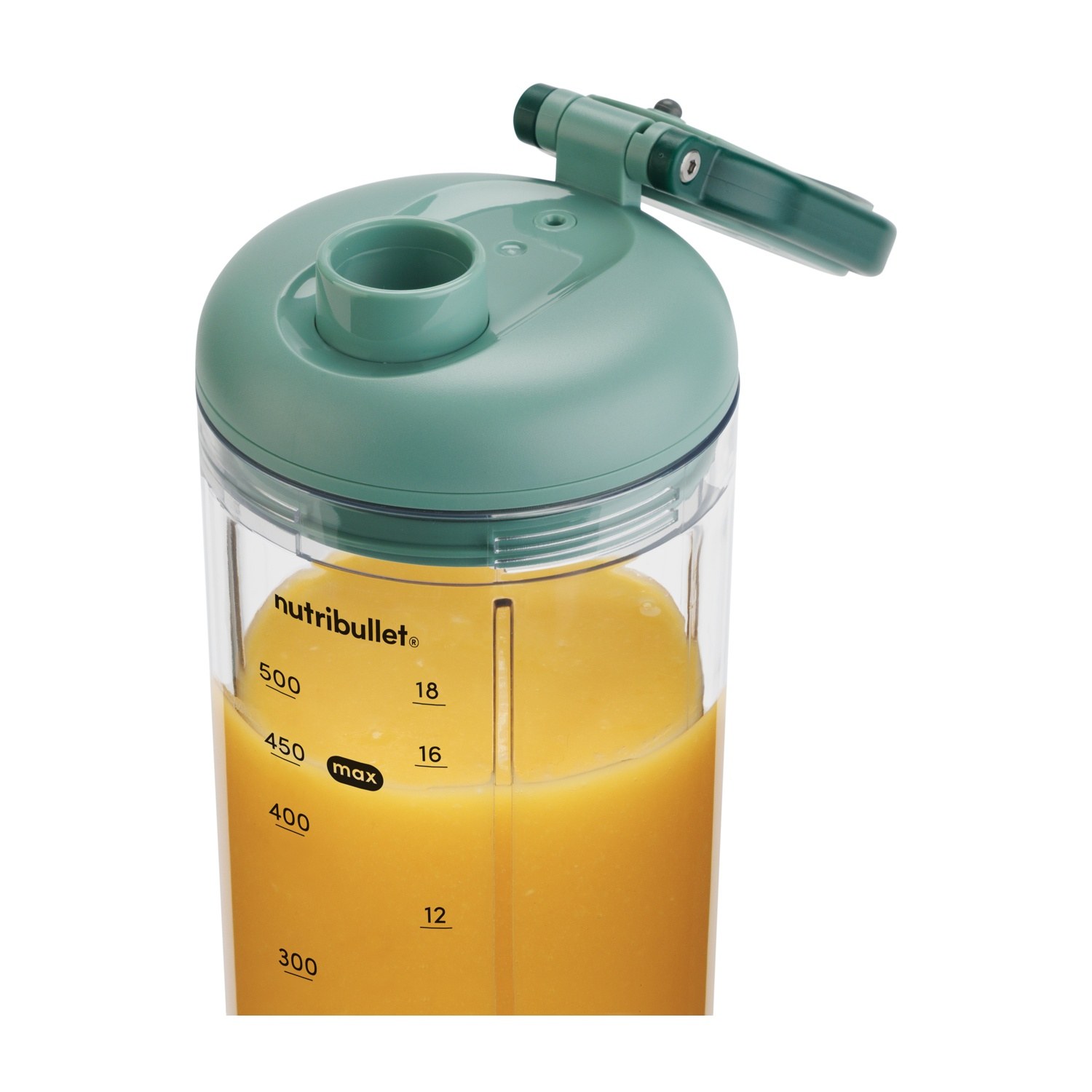 Un frullatore Nutribullet verde pieno di liquido arancione. Ha una scala di misurazione e una maniglia sopra.