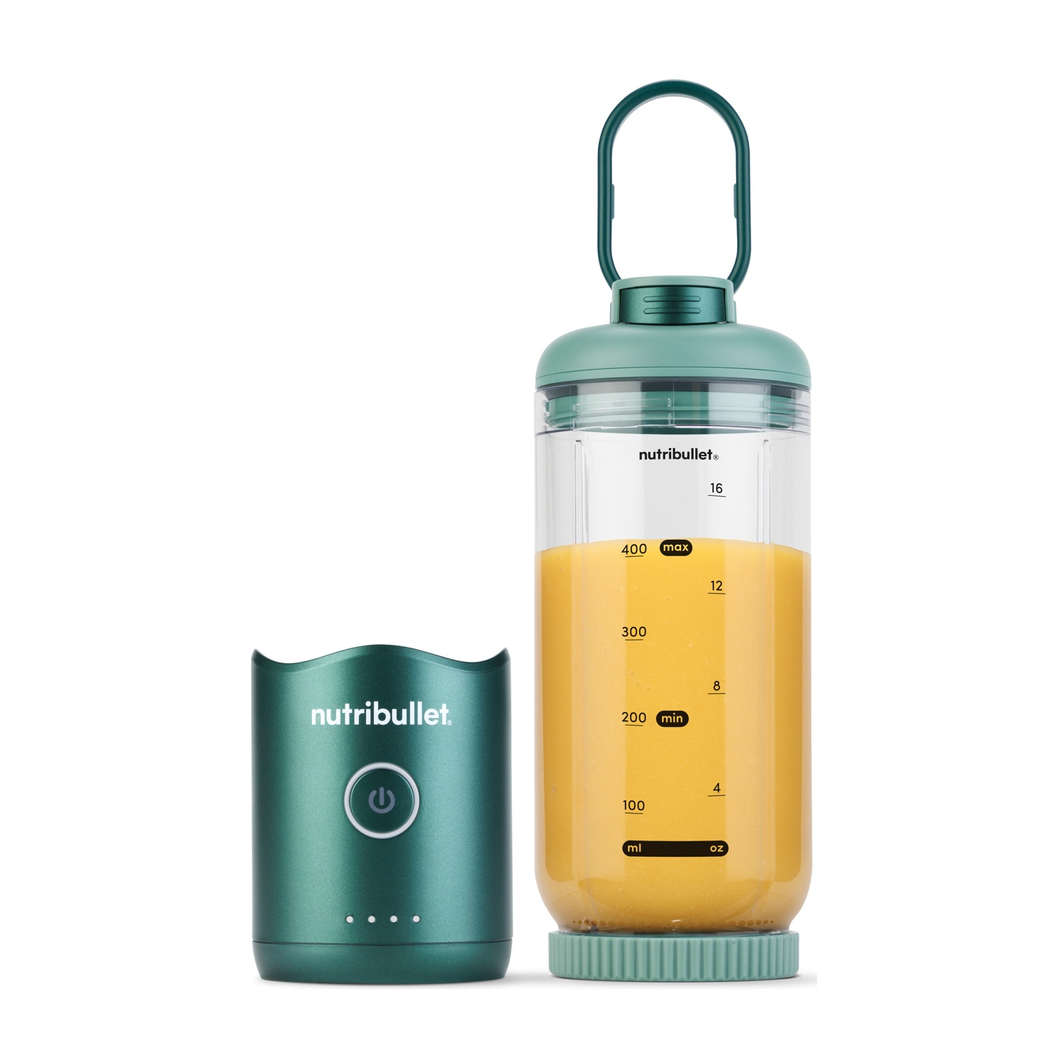 Un frullatore Nutribullet verde con una tazza piena di liquido giallo. La base è separata.
