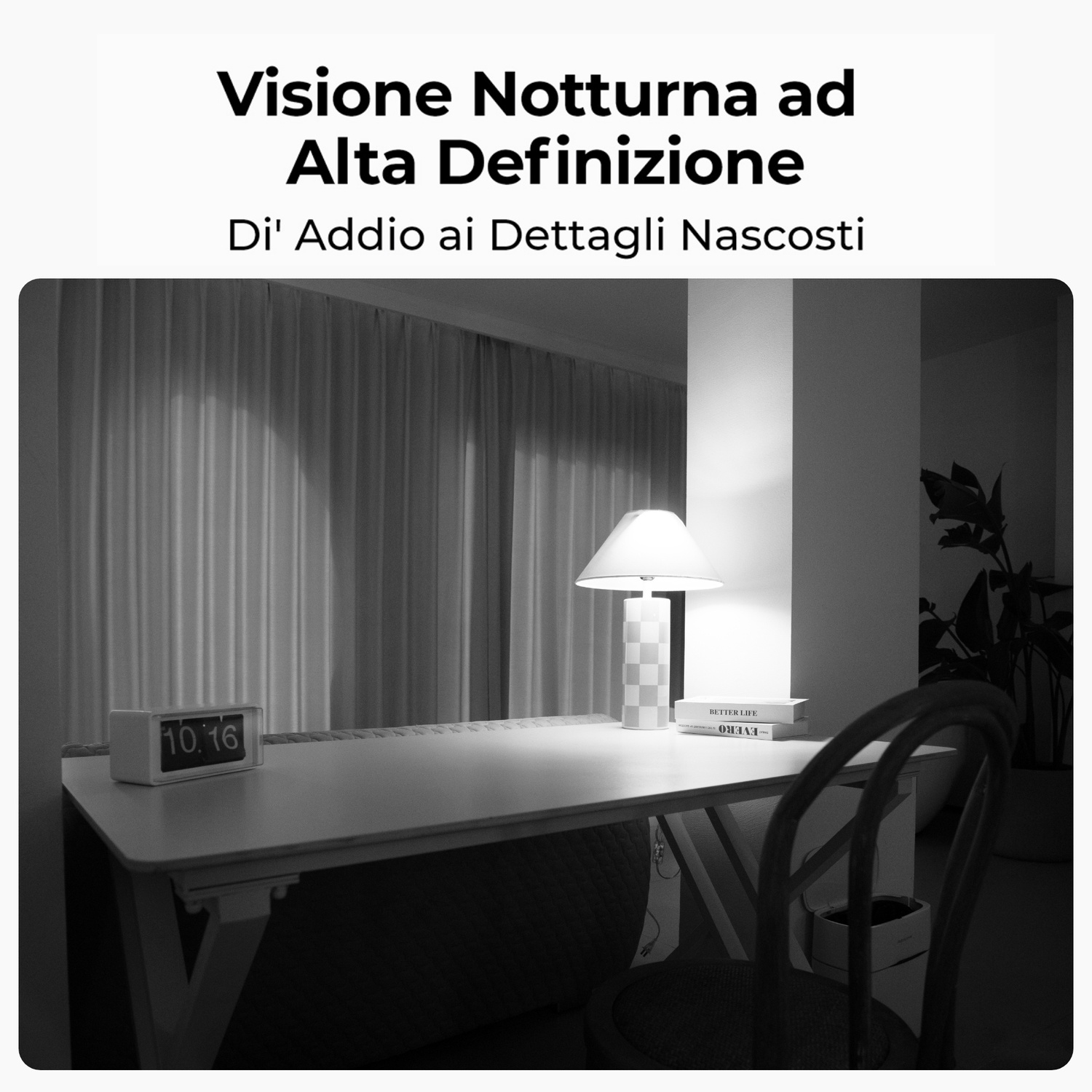 Stanza monocromatica con scrivania, lampada e sedia. Un orologio segna le 10:16. Sono visibili anche libri e una pianta.