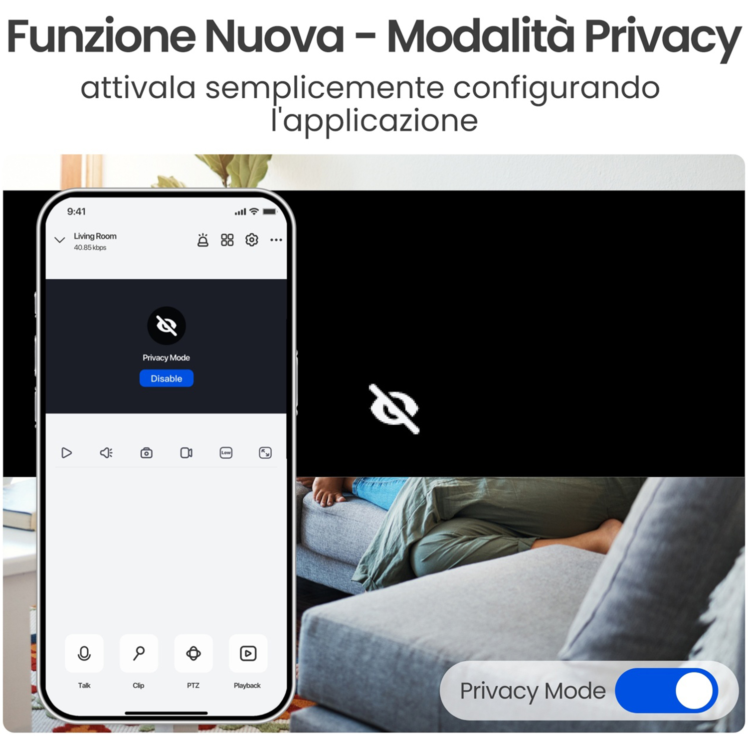 Un telefono mostra l'impostazione della modalità privacy. Una persona è seduta su un divano grigio. Il testo dice 'Modalità privacy' e 'Disabilita'.