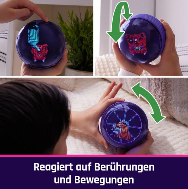 Hände interagieren mit einem lila Ball, der ein Schweinebild anzeigt. Der Ball leuchtet auf und zeigt die Reaktion auf Berührungen und Bewegungen.