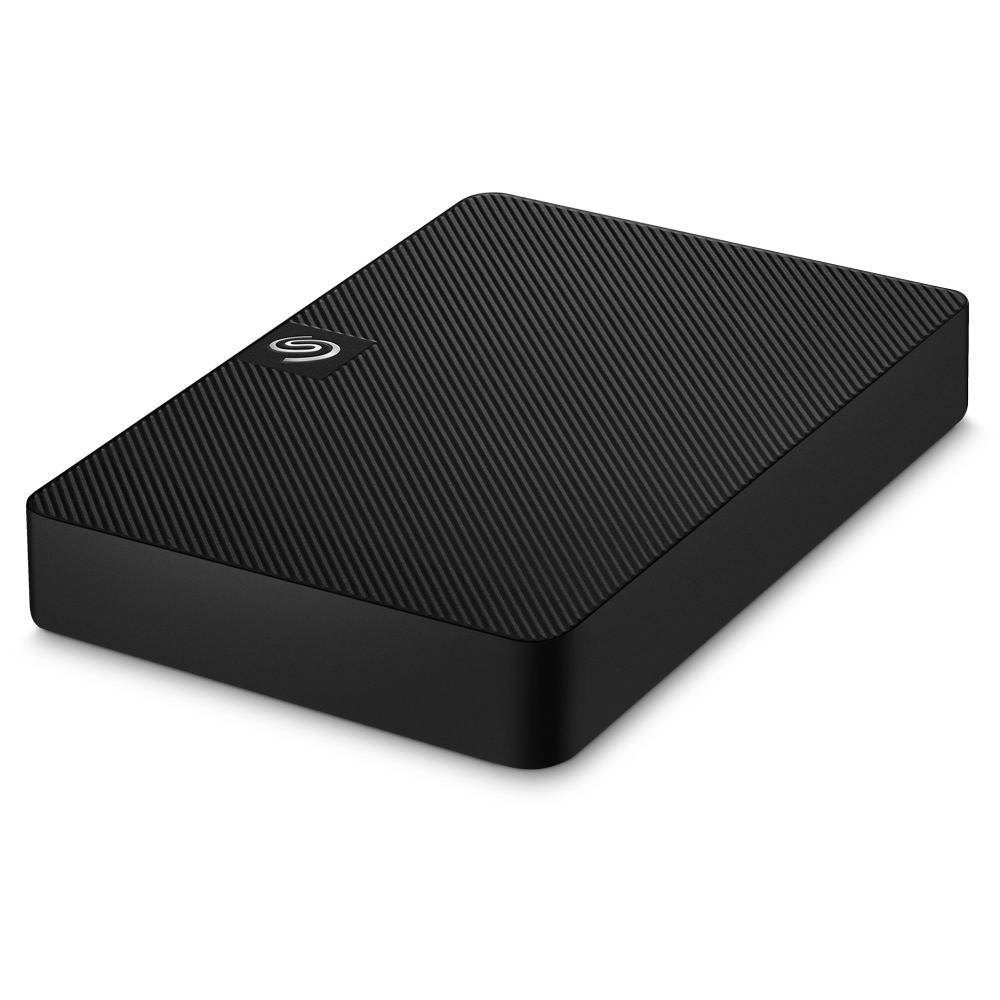 Un disco duro externo negro de Seagate con superficie texturizada, el logo de Seagate, sobre una superficie negra reflectante.