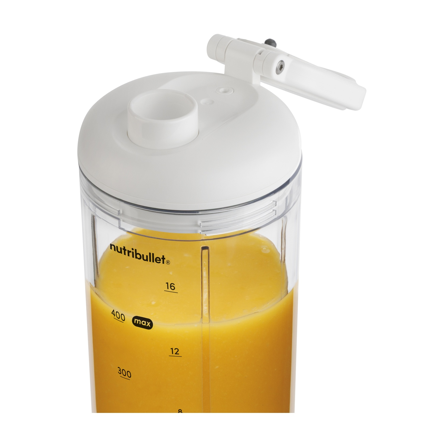 Un contenitore bianco per frullatore Nutribullet, riempito di liquido arancione. Il coperchio e la maniglia sono bianchi. Le graduazioni segnano il lato.