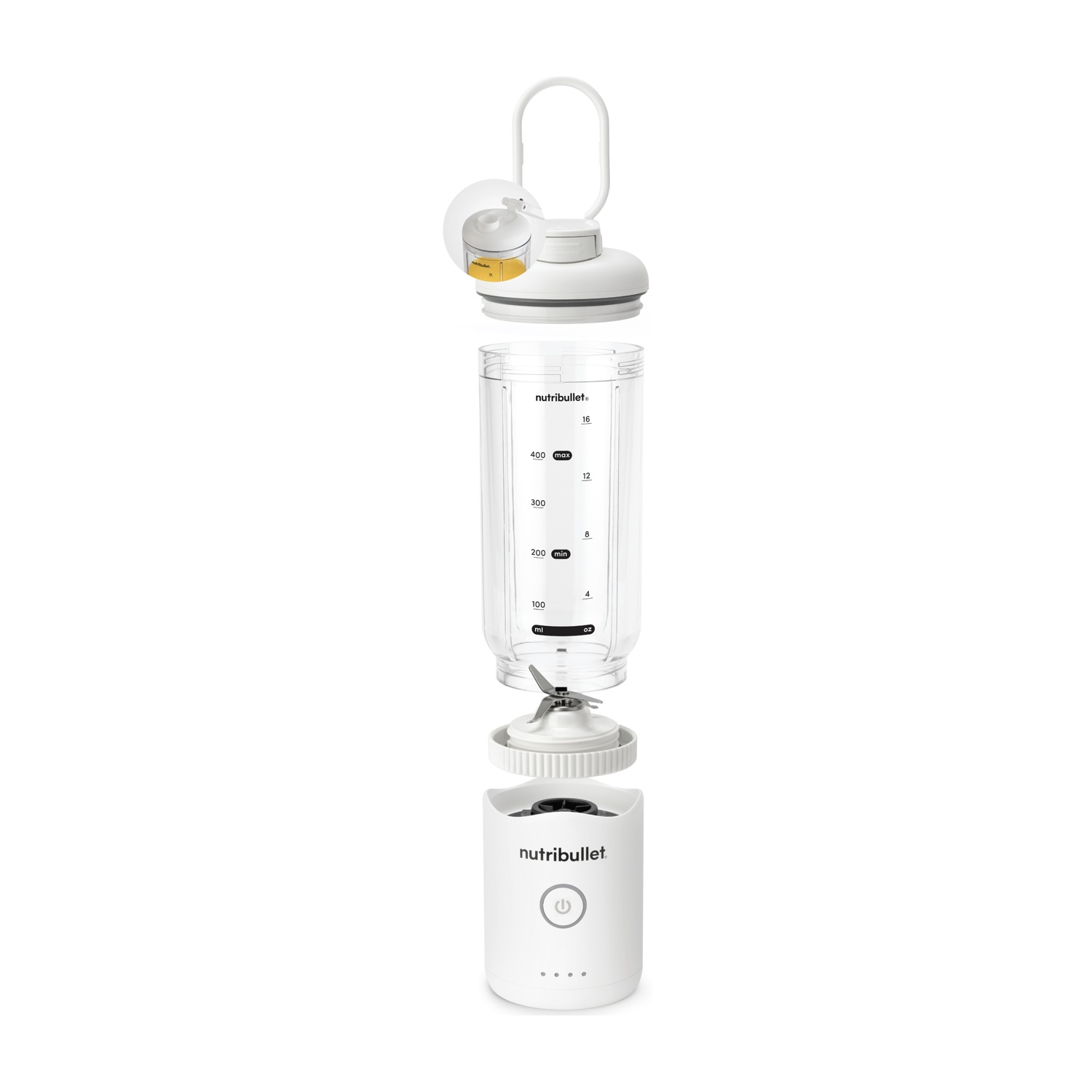 Frullatore Nutribullet scomposto. Componenti: base, lama, tazza, coperchio e un piccolo contenitore con contenuto. Tutto bianco, tazza trasparente.