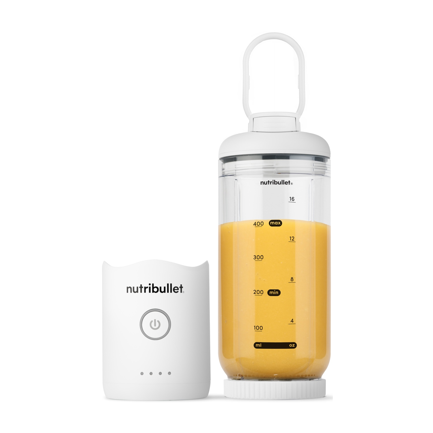 Un frullatore Nutribullet bianco con un contenitore trasparente pieno di liquido arancione, accanto a una base di ricarica bianca.