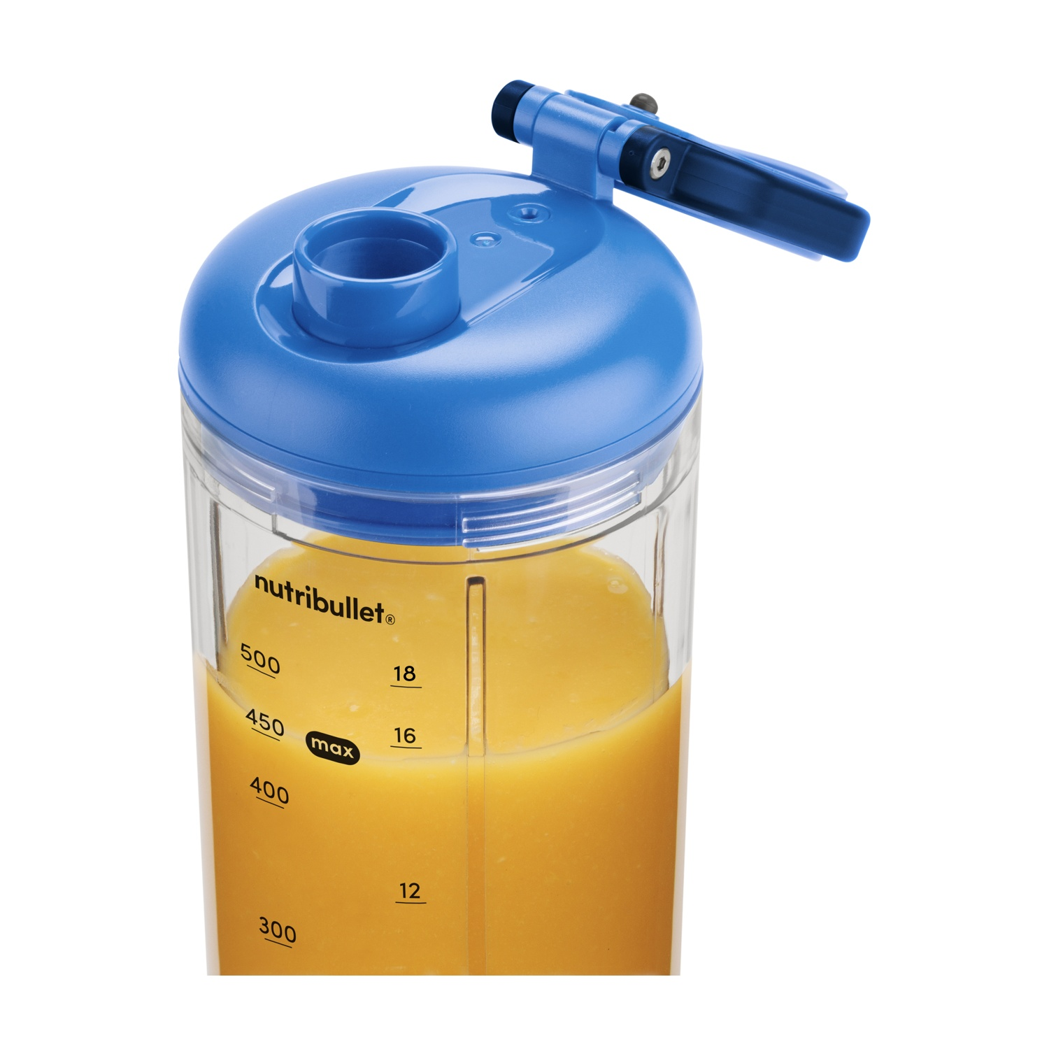 Un frullatore Nutribullet con coperchio e manico blu, riempito di liquido arancione. I segni di misurazione sono visibili sul contenitore trasparente.