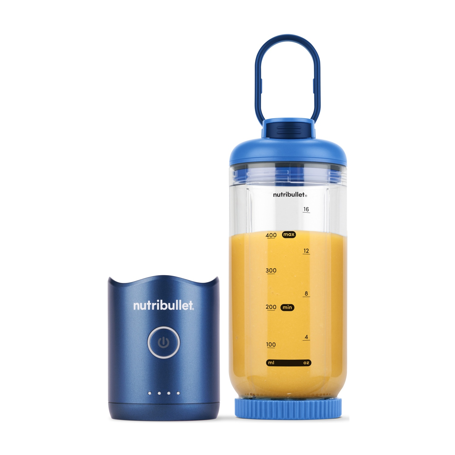 Un frullatore Nutribullet blu e trasparente con liquido arancione all'interno. La base è separata ed è blu. Lo sfondo è bianco.